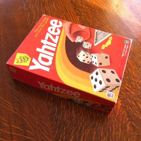 Yahtzee classic dice game played 5 dice Strategies English Spanish high-scoring - Picture 10 of 16